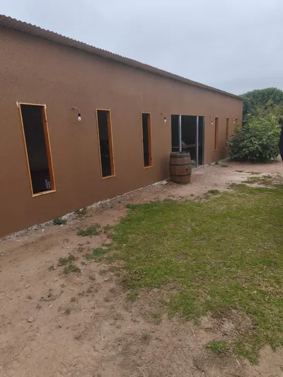 Muro de una construcción nueva con los vanos de ventana aún sin cerrar