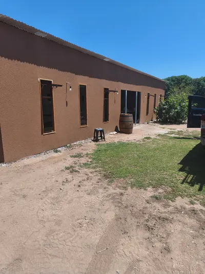 Muro de una construcción nueva con ventanas verticales de aluminio ya instaladas